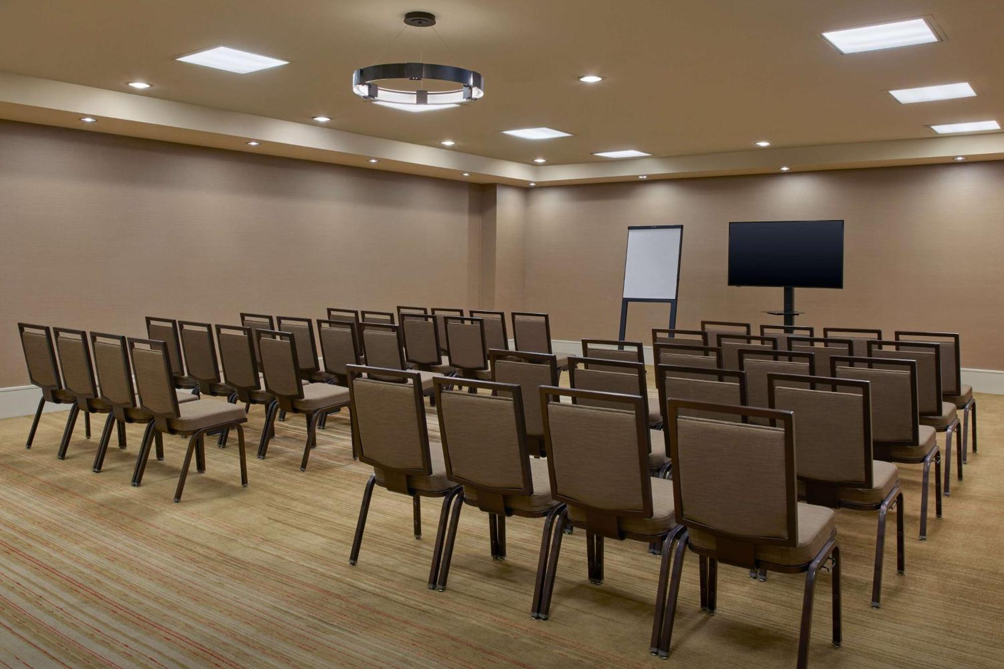Hilton Center Hotel 4*